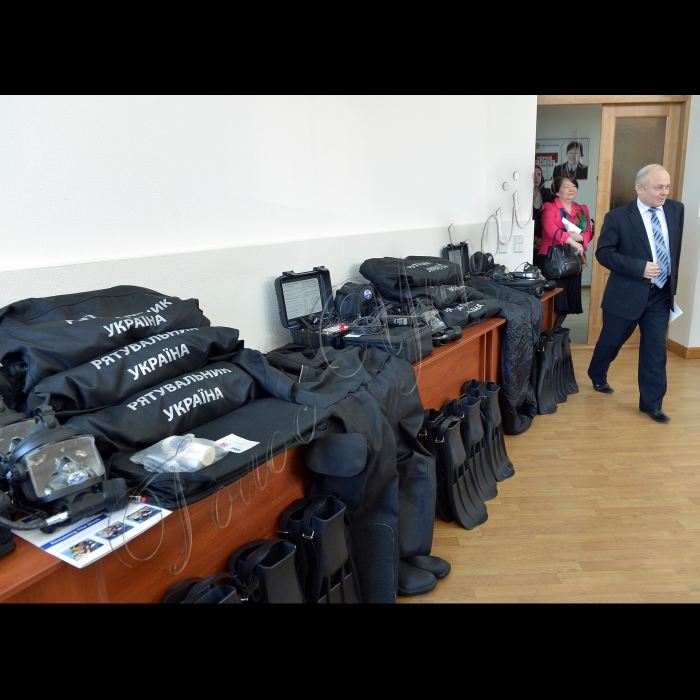 Київ. У  Державній службі України з надзвичайних ситуацій відбулася церемонія передачі координатором проектів ОБСЄ в Україні технічного обладнання та водолазного спорядження у рамках проекту «Підвищення спроможності уряду України щодо виконання робіт з підводного очищення від вибухонебезпечних залишків війн акваторій Чорного та Азовського морів». Учасники: координатор проектів ОБСЄ в Україні посол Мадіна Джарбусинова та керівництво ДСНС України.
В. о . голови ДСНС України  Анатолій  Бойко, координатор проектів ОБСЄ в Україні посол Мадіна Джарбусинова.
