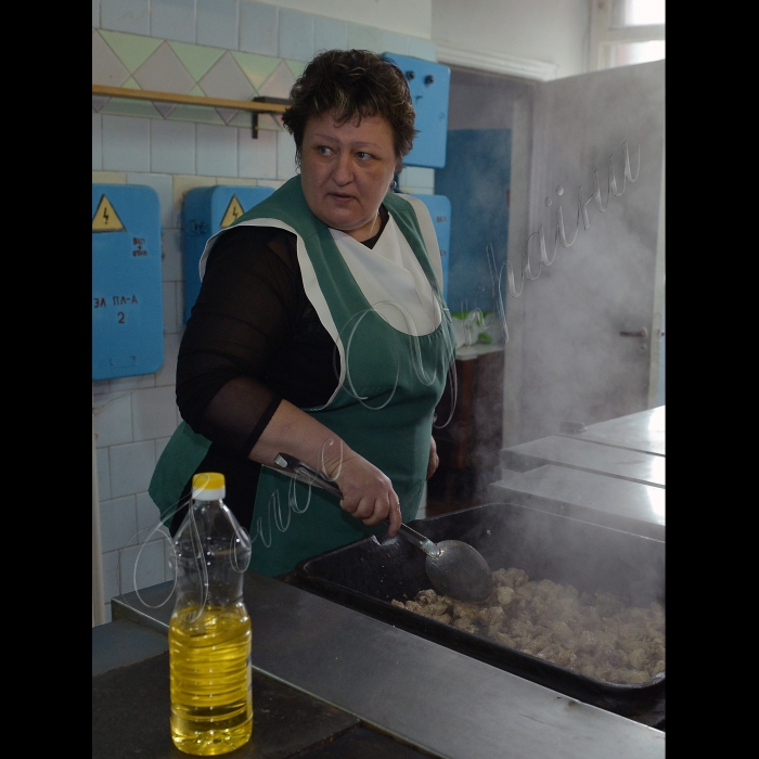 Київ. Санаторій-профілакторій комунального підприємства «Київпастранс» «Пуща-Водиця» прийняв перших переселенців із Криму.
Місцевий кухар Галина Глуханюк готує вечерю.