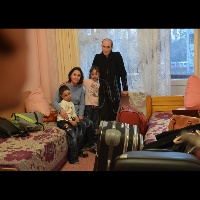 Київ. Санаторій-профілакторій комунального підприємства «Київпастранс» «Пуща-Водиця» прийняв перших переселенців із Криму.
Родина Абдулаєвих щойно приїхала з Євпаторії.