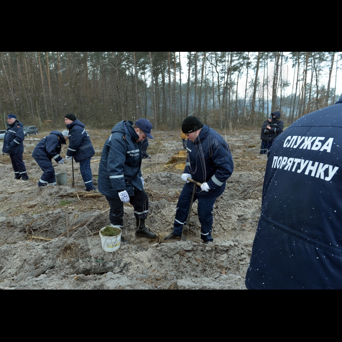 До Дня довкілля рятувальники Київщини разом із працівниками Ірпінського лісництва Київського Держлісгоспу провели спільну акцію «Посади дерево - збережи ліс» (с. Червоний Хутір Києво-Святошинського району).
