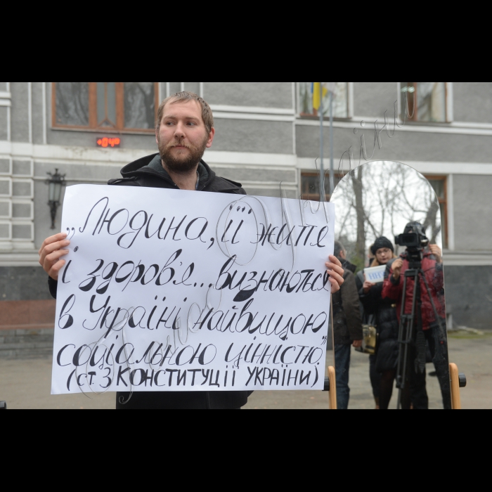 Біля Міністерства охорони здоров’я України відбулася акція «Ми знаємо, хто винен!», під час якої громадські активісти встановили дзеркало, яке покаже відображення тих, хто винен в тому, що діти України до сьогоднішнього дня не можуть отримати гарантовані державою вакцини. Девіз акції: «Ми знаємо, хто винен!». ЮНІСЕФ повідомило, що більше половини дітей в Україні не вакциновані необхідним чином. Прийнятий паспорт вакцинацій суттєво порушується з боку МОЗу. Організатори: Міжнародний благодійний фонд «Благочинна Україна», ГО «Жінки України», громадянська кампанія «Форум порятунку Києва» 
