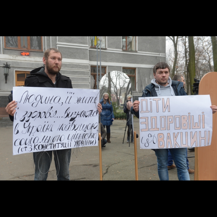 Біля Міністерства охорони здоров’я України відбулася акція «Ми знаємо, хто винен!», під час якої громадські активісти встановили дзеркало, яке покаже відображення тих, хто винен в тому, що діти України до сьогоднішнього дня не можуть отримати гарантовані державою вакцини. Девіз акції: «Ми знаємо, хто винен!». ЮНІСЕФ повідомило, що більше половини дітей в Україні не вакциновані необхідним чином. Прийнятий паспорт вакцинацій суттєво порушується з боку МОЗу. Організатори: Міжнародний благодійний фонд «Благочинна Україна», ГО «Жінки України», громадянська кампанія «Форум порятунку Києва» 