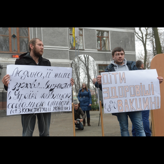 Біля Міністерства охорони здоров’я України відбулася акція «Ми знаємо, хто винен!», під час якої громадські активісти встановили дзеркало, яке покаже відображення тих, хто винен в тому, що діти України до сьогоднішнього дня не можуть отримати гарантовані державою вакцини. Девіз акції: «Ми знаємо, хто винен!». ЮНІСЕФ повідомило, що більше половини дітей в Україні не вакциновані необхідним чином. Прийнятий паспорт вакцинацій суттєво порушується з боку МОЗу. Організатори: Міжнародний благодійний фонд «Благочинна Україна», ГО «Жінки України», громадянська кампанія «Форум порятунку Києва» 