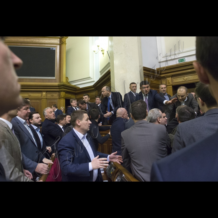 В ході звіту Прем’єр-міністра України Арсеній Яценюка у сесійному залі Верховної Ради (згодом підключився депутат від «Народного фронту») виникла бійка. Ініціював її народний депутат від БПП Олег Барна. Також до неї підключився Євген Дейдей. Згодом Голова ВР України Володимир Гройсман загасив конфлікт, продовжив засідання
