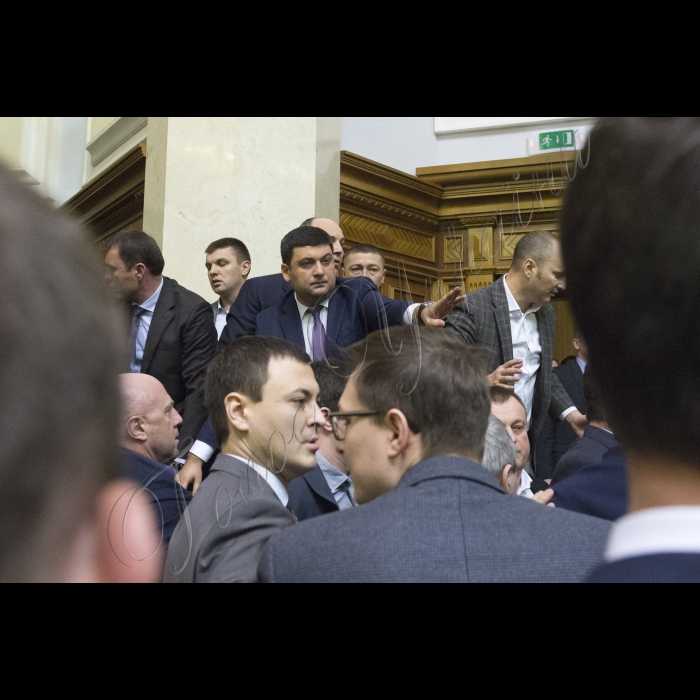 В ході звіту Прем’єр-міністра України Арсеній Яценюка у сесійному залі Верховної Ради (згодом підключився депутат від «Народного фронту») виникла бійка. Ініціював її народний депутат від БПП Олег Барна. Також до неї підключився Євген Дейдей. Згодом Голова ВР України Володимир Гройсман загасив конфлікт, продовжив засідання