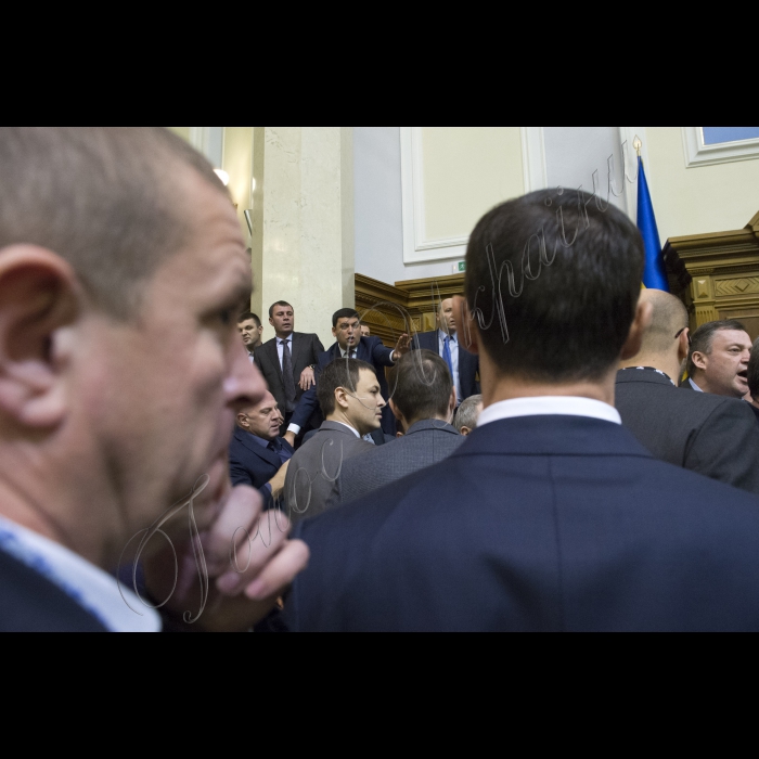 В ході звіту Прем’єр-міністра України Арсеній Яценюка у сесійному залі Верховної Ради (згодом підключився депутат від «Народного фронту») виникла бійка. Ініціював її народний депутат від БПП Олег Барна. Також до неї підключився Євген Дейдей. Згодом Голова ВР України Володимир Гройсман загасив конфлікт, продовжив засідання