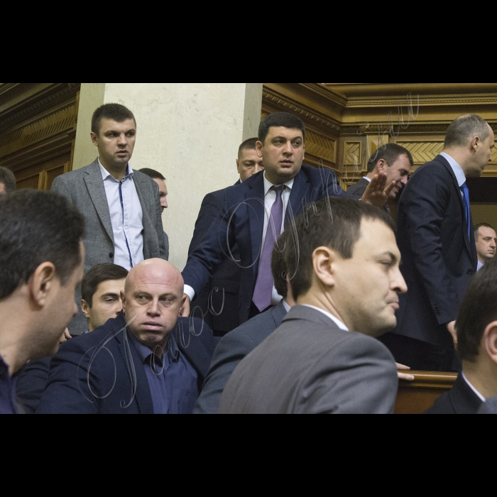 В ході звіту Прем’єр-міністра України Арсеній Яценюка у сесійному залі Верховної Ради (згодом підключився депутат від «Народного фронту») виникла бійка. Ініціював її народний депутат від БПП Олег Барна. Також до неї підключився Євген Дейдей. Згодом Голова ВР України Володимир Гройсман загасив конфлікт, продовжив засідання