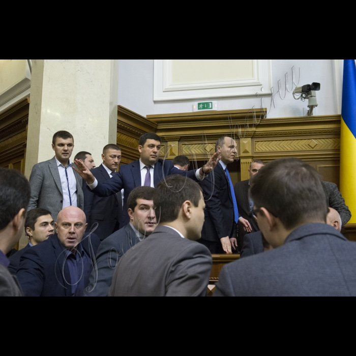 В ході звіту Прем’єр-міністра України Арсеній Яценюка у сесійному залі Верховної Ради (згодом підключився депутат від «Народного фронту») виникла бійка. Ініціював її народний депутат від БПП Олег Барна. Також до неї підключився Євген Дейдей. Згодом Голова ВР України Володимир Гройсман загасив конфлікт, продовжив засідання