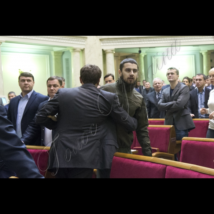 В ході звіту Прем’єр-міністра України Арсеній Яценюка у сесійному залі Верховної Ради (згодом підключився депутат від «Народного фронту») виникла бійка. Ініціював її народний депутат від БПП Олег Барна. Також до неї підключився Євген Дейдей. Згодом Голова ВР України Володимир Гройсман загасив конфлікт, продовжив засідання