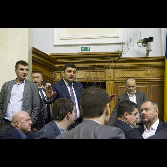 В ході звіту Прем’єр-міністра України Арсеній Яценюка у сесійному залі Верховної Ради (згодом підключився депутат від «Народного фронту») виникла бійка. Ініціював її народний депутат від БПП Олег Барна. Також до неї підключився Євген Дейдей. Згодом Голова ВР України Володимир Гройсман загасив конфлікт, продовжив засідання
