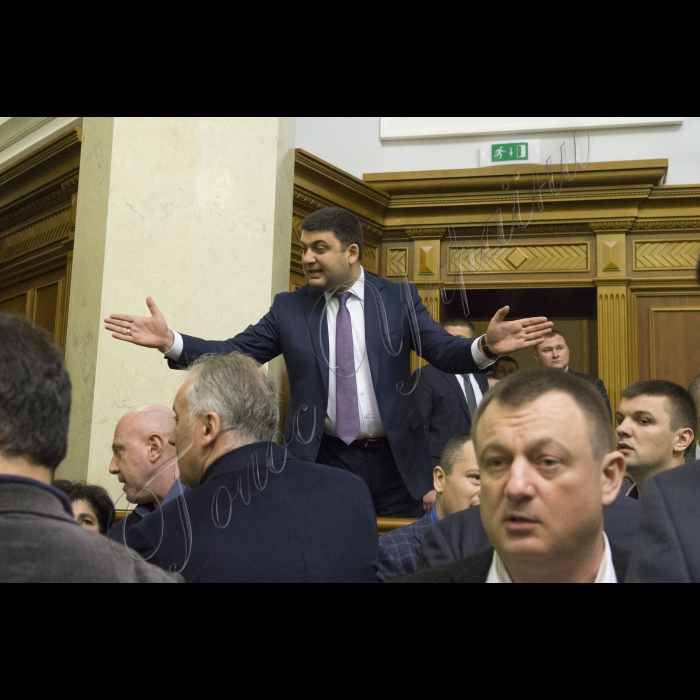 В ході звіту Прем’єр-міністра України Арсеній Яценюка у сесійному залі Верховної Ради (згодом підключився депутат від «Народного фронту») виникла бійка. Ініціював її народний депутат від БПП Олег Барна. Також до неї підключився Євген Дейдей. Згодом Голова ВР України Володимир Гройсман загасив конфлікт, продовжив засідання