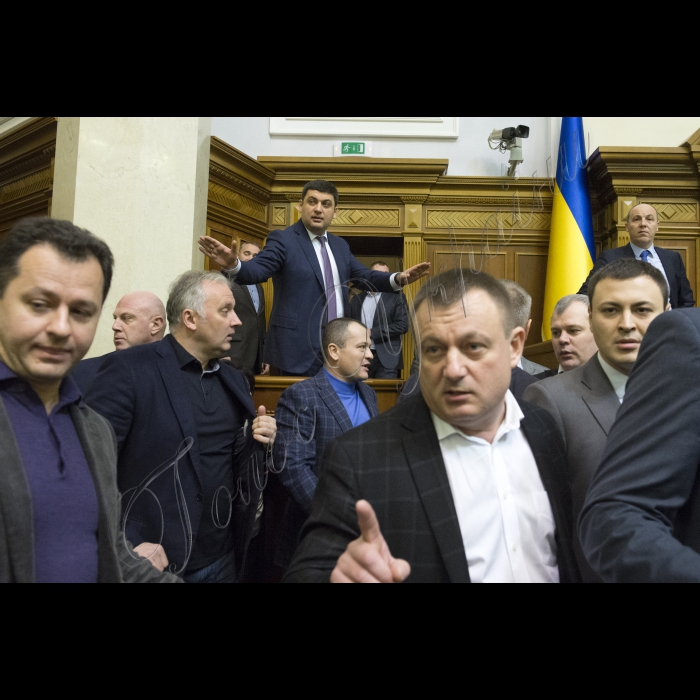 В ході звіту Прем’єр-міністра України Арсеній Яценюка у сесійному залі Верховної Ради (згодом підключився депутат від «Народного фронту») виникла бійка. Ініціював її народний депутат від БПП Олег Барна. Також до неї підключився Євген Дейдей. Згодом Голова ВР України Володимир Гройсман загасив конфлікт, продовжив засідання