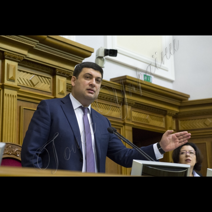 В ході звіту Прем’єр-міністра України Арсеній Яценюка у сесійному залі Верховної Ради (згодом підключився депутат від «Народного фронту») виникла бійка. Ініціював її народний депутат від БПП Олег Барна. Також до неї підключився Євген Дейдей. Згодом Голова ВР України Володимир Гройсман загасив конфлікт, продовжив засідання