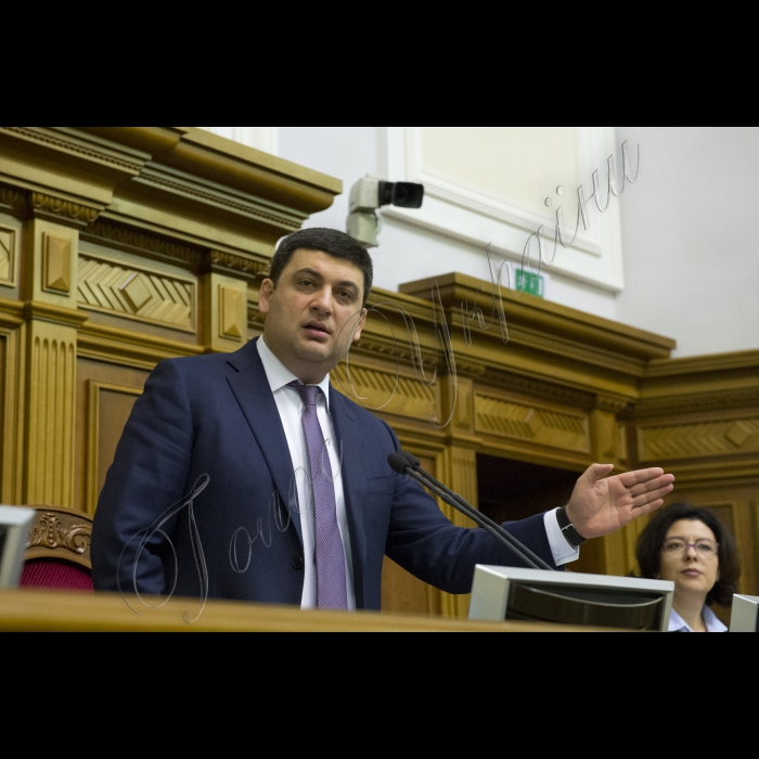 В ході звіту Прем’єр-міністра України Арсеній Яценюка у сесійному залі Верховної Ради (згодом підключився депутат від «Народного фронту») виникла бійка. Ініціював її народний депутат від БПП Олег Барна. Також до неї підключився Євген Дейдей. Згодом Голова ВР України Володимир Гройсман загасив конфлікт, продовжив засідання