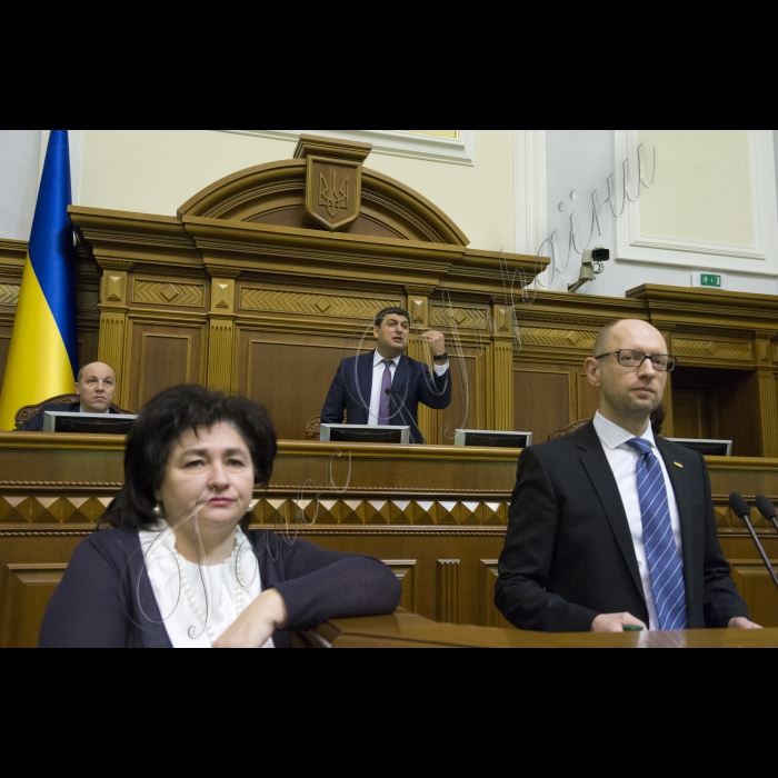 В ході звіту Прем’єр-міністра України Арсеній Яценюка у сесійному залі Верховної Ради (згодом підключився депутат від «Народного фронту») виникла бійка. Ініціював її народний депутат від БПП Олег Барна. Також до неї підключився Євген Дейдей. Згодом Голова ВР України Володимир Гройсман загасив конфлікт, продовжив засідання