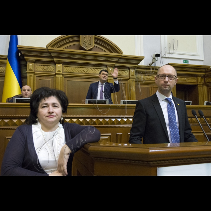 В ході звіту Прем’єр-міністра України Арсеній Яценюка у сесійному залі Верховної Ради (згодом підключився депутат від «Народного фронту») виникла бійка. Ініціював її народний депутат від БПП Олег Барна. Також до неї підключився Євген Дейдей. Згодом Голова ВР України Володимир Гройсман загасив конфлікт, продовжив засідання