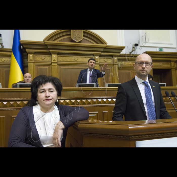 В ході звіту Прем’єр-міністра України Арсеній Яценюка у сесійному залі Верховної Ради (згодом підключився депутат від «Народного фронту») виникла бійка. Ініціював її народний депутат від БПП Олег Барна. Також до неї підключився Євген Дейдей. Згодом Голова ВР України Володимир Гройсман загасив конфлікт, продовжив засідання