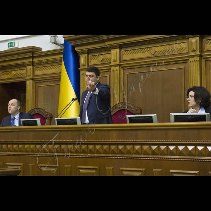 В ході звіту Прем’єр-міністра України Арсеній Яценюка у сесійному залі Верховної Ради (згодом підключився депутат від «Народного фронту») виникла бійка. Ініціював її народний депутат від БПП Олег Барна. Також до неї підключився Євген Дейдей. Згодом Голова ВР України Володимир Гройсман загасив конфлікт, продовжив засідання
