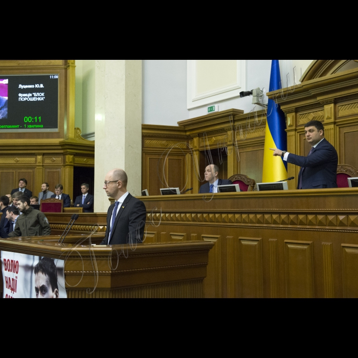 В ході звіту Прем’єр-міністра України Арсеній Яценюка у сесійному залі Верховної Ради (згодом підключився депутат від «Народного фронту») виникла бійка. Ініціював її народний депутат від БПП Олег Барна. Також до неї підключився Євген Дейдей. Згодом Голова ВР України Володимир Гройсман загасив конфлікт, продовжив засідання