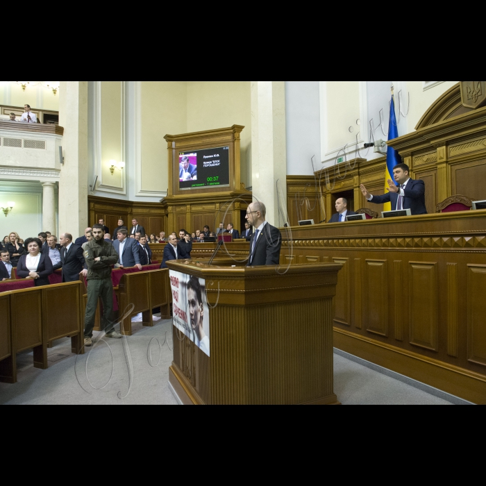 В ході звіту Прем’єр-міністра України Арсеній Яценюка у сесійному залі Верховної Ради (згодом підключився депутат від «Народного фронту») виникла бійка. Ініціював її народний депутат від БПП Олег Барна. Також до неї підключився Євген Дейдей. Згодом Голова ВР України Володимир Гройсман загасив конфлікт, продовжив засідання