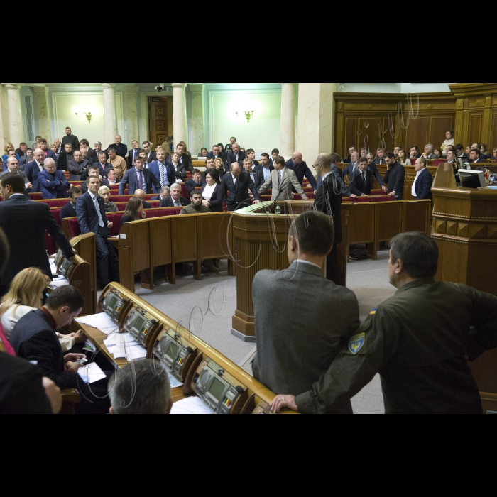 В ході звіту Прем’єр-міністра України Арсеній Яценюка у сесійному залі Верховної Ради (згодом підключився депутат від «Народного фронту») виникла бійка. Ініціював її народний депутат від БПП Олег Барна. Також до неї підключився Євген Дейдей. Згодом Голова ВР України Володимир Гройсман загасив конфлікт, продовжив засідання