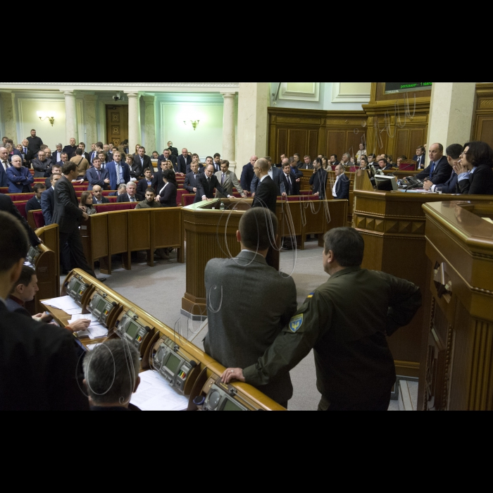 В ході звіту Прем’єр-міністра України Арсеній Яценюка у сесійному залі Верховної Ради (згодом підключився депутат від «Народного фронту») виникла бійка. Ініціював її народний депутат від БПП Олег Барна. Також до неї підключився Євген Дейдей. Згодом Голова ВР України Володимир Гройсман загасив конфлікт, продовжив засідання