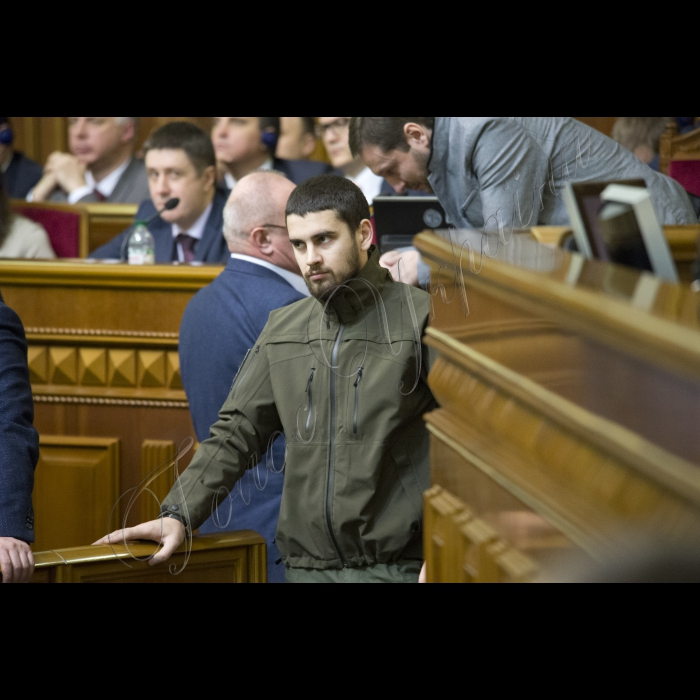 В ході звіту Прем’єр-міністра України Арсеній Яценюка у сесійному залі Верховної Ради (згодом підключився депутат від «Народного фронту») виникла бійка. Ініціював її народний депутат від БПП Олег Барна. Також до неї підключився Євген Дейдей. Згодом Голова ВР України Володимир Гройсман загасив конфлікт, продовжив засідання