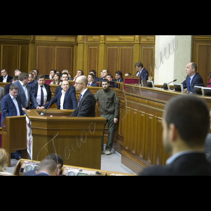 В ході звіту Прем’єр-міністра України Арсеній Яценюка у сесійному залі Верховної Ради (згодом підключився депутат від «Народного фронту») виникла бійка. Ініціював її народний депутат від БПП Олег Барна. Також до неї підключився Євген Дейдей. Згодом Голова ВР України Володимир Гройсман загасив конфлікт, продовжив засідання