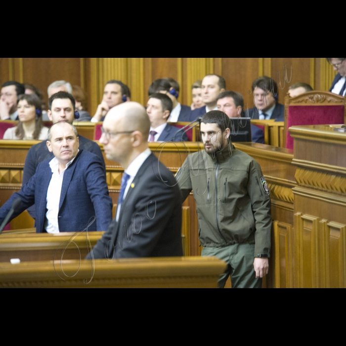 В ході звіту Прем’єр-міністра України Арсеній Яценюка у сесійному залі Верховної Ради (згодом підключився депутат від «Народного фронту») виникла бійка. Ініціював її народний депутат від БПП Олег Барна. Також до неї підключився Євген Дейдей. Згодом Голова ВР України Володимир Гройсман загасив конфлікт, продовжив засідання