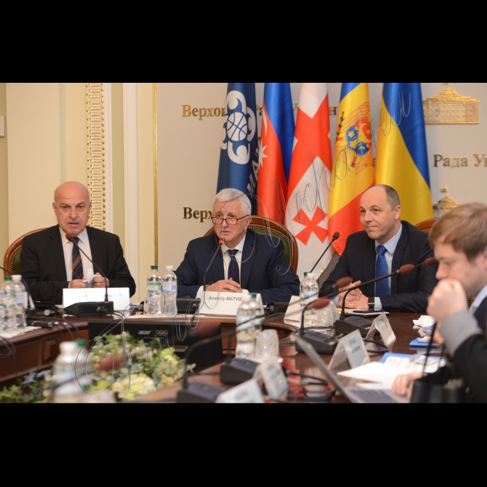 Відкриття 8-ї сесії Парламентської Асамблеї ГУАМ.
Валері Чечелашвілі ген. секретар ГУАМ Анатолій Матвієнко керівник постійної делегації ВР у ПАГУАМ заст. гол. ВР Андрій Парубій