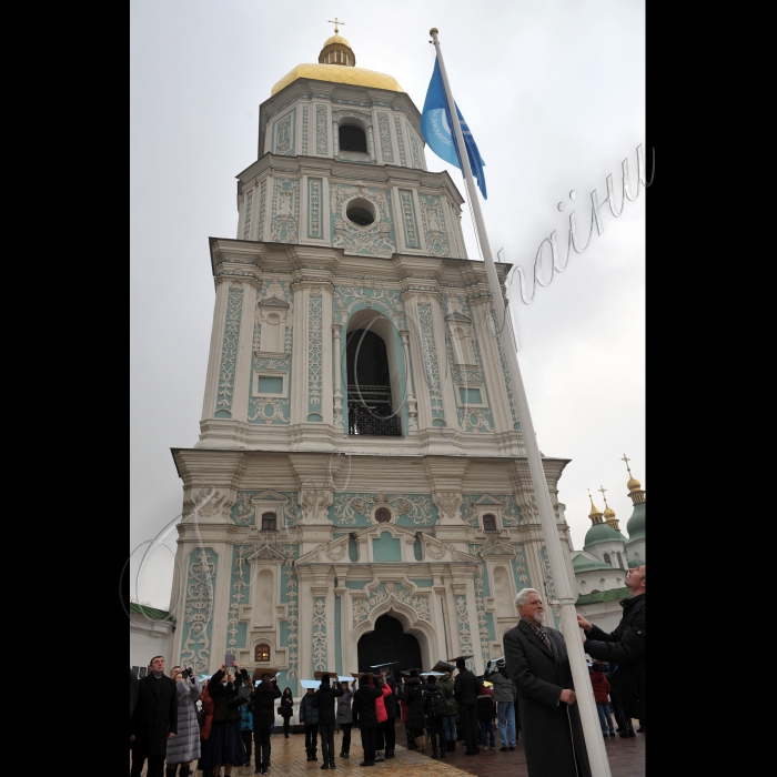 В Києві, на Софійській площі та території Національного заповідника «Софія Київська» відбулись урочисті заходи з нагоди відзначення 25-річчя включення об’єкта “Київ: Собор Святої Софії з прилеглими монастирськими спорудами, Києво-Печерська лавра” до Списку всесвітньої спадщини ЮНЕСКО. Святкування розпочались церемонією підняття прапора з зображенням логотипу Всесвітньої спадщини ЮНЕСКО та флешмобом за участю дітей-переселенців із зони АТО, які утворять слово «UNESCO 25». Після цього у музеї “Будинок митрополита” Національного заповідника “Софія Київська” відкрилась спільна фотовиставка, організована Національним заповідником “Софія Київська” та Національним Києво-Печерським історико-культурним заповідником.