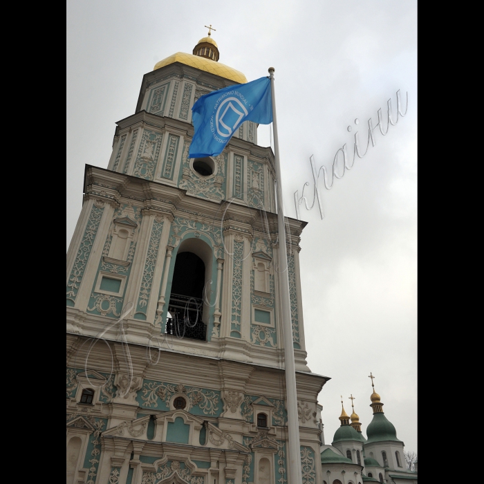 В Києві, на Софійській площі та території Національного заповідника «Софія Київська» відбулись урочисті заходи з нагоди відзначення 25-річчя включення об’єкта “Київ: Собор Святої Софії з прилеглими монастирськими спорудами, Києво-Печерська лавра” до Списку всесвітньої спадщини ЮНЕСКО. Святкування розпочались церемонією підняття прапора з зображенням логотипу Всесвітньої спадщини ЮНЕСКО та флешмобом за участю дітей-переселенців із зони АТО, які утворять слово «UNESCO 25». Після цього у музеї “Будинок митрополита” Національного заповідника “Софія Київська” відкрилась спільна фотовиставка, організована Національним заповідником “Софія Київська” та Національним Києво-Печерським історико-культурним заповідником.