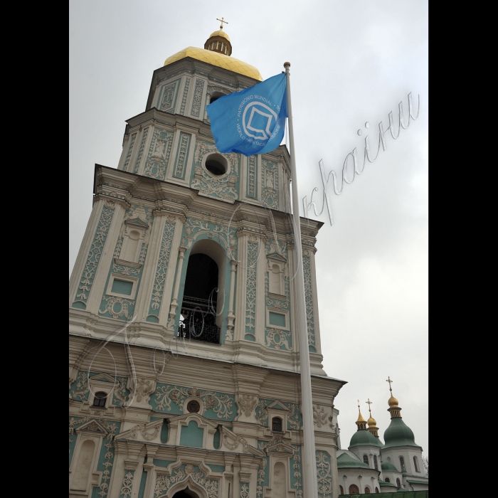 В Києві, на Софійській площі та території Національного заповідника «Софія Київська» відбулись урочисті заходи з нагоди відзначення 25-річчя включення об’єкта “Київ: Собор Святої Софії з прилеглими монастирськими спорудами, Києво-Печерська лавра” до Списку всесвітньої спадщини ЮНЕСКО. Святкування розпочались церемонією підняття прапора з зображенням логотипу Всесвітньої спадщини ЮНЕСКО та флешмобом за участю дітей-переселенців із зони АТО, які утворять слово «UNESCO 25». Після цього у музеї “Будинок митрополита” Національного заповідника “Софія Київська” відкрилась спільна фотовиставка, організована Національним заповідником “Софія Київська” та Національним Києво-Печерським історико-культурним заповідником.