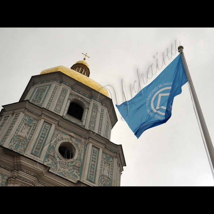 В Києві, на Софійській площі та території Національного заповідника «Софія Київська» відбулись урочисті заходи з нагоди відзначення 25-річчя включення об’єкта “Київ: Собор Святої Софії з прилеглими монастирськими спорудами, Києво-Печерська лавра” до Списку всесвітньої спадщини ЮНЕСКО. Святкування розпочались церемонією підняття прапора з зображенням логотипу Всесвітньої спадщини ЮНЕСКО та флешмобом за участю дітей-переселенців із зони АТО, які утворять слово «UNESCO 25». Після цього у музеї “Будинок митрополита” Національного заповідника “Софія Київська” відкрилась спільна фотовиставка, організована Національним заповідником “Софія Київська” та Національним Києво-Печерським історико-культурним заповідником.