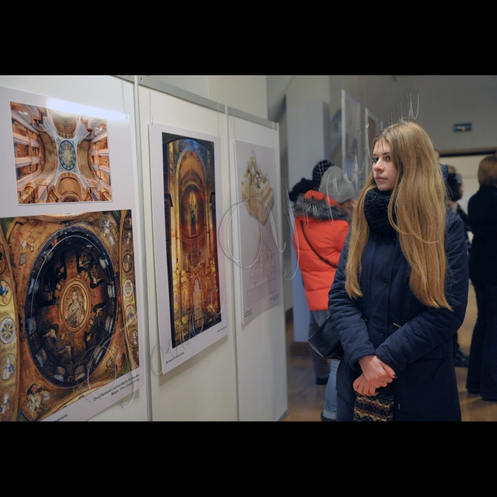В Києві, на Софійській площі та території Національного заповідника «Софія Київська» відбулись урочисті заходи з нагоди відзначення 25-річчя включення об’єкта “Київ: Собор Святої Софії з прилеглими монастирськими спорудами, Києво-Печерська лавра” до Списку всесвітньої спадщини ЮНЕСКО. Святкування розпочались церемонією підняття прапора з зображенням логотипу Всесвітньої спадщини ЮНЕСКО та флешмобом за участю дітей-переселенців із зони АТО, які утворять слово «UNESCO 25». Після цього у музеї “Будинок митрополита” Національного заповідника “Софія Київська” відкрилась спільна фотовиставка, організована Національним заповідником “Софія Київська” та Національним Києво-Печерським історико-культурним заповідником.