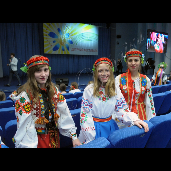 В Українському домі відбувся Всеукраїнський благодійний фестиваль «Талановиті діти України».
120 дітей-сиріт з інтернатів та будинків сімейного типу зі всіх областей України представили свої найкращі номери та виставку своїх работ.
Організатори: Громадська організація «Талановиті діти України»