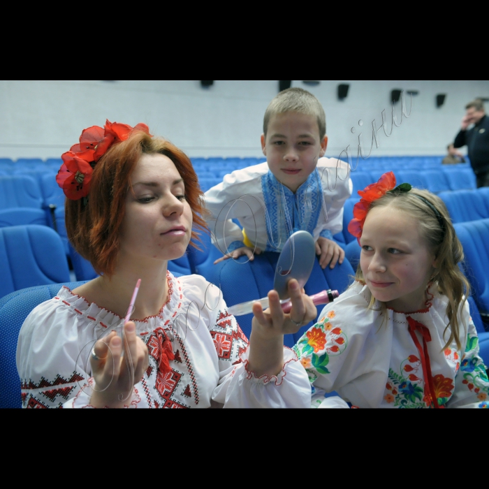 В Українському домі відбувся Всеукраїнський благодійний фестиваль «Талановиті діти України».
120 дітей-сиріт з інтернатів та будинків сімейного типу зі всіх областей України представили свої найкращі номери та виставку своїх работ.
Організатори: Громадська організація «Талановиті діти України»