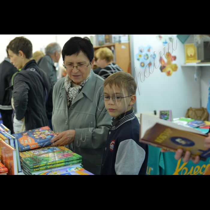 У Національному  центрі ділового та культурного співробітництва Український дім відбулось відкриття Книжкової виставки-ярмарки, в якій взяли участь найкращі видавництва України, що представили загалу свою продукцію та познайомили з новинками книжкового світу. Мета виставки-ярмарку -- популяризація української книги, створення умов для збереження та підтримки культурних традицій, а також налагодження зв’язків між читачами, авторами та книгорозповсюджувачами. Організатор -- Національний центр ділового та культурного співробітництва Український дім за підтримки Держкомітету телебачення і радіомовлення України. 