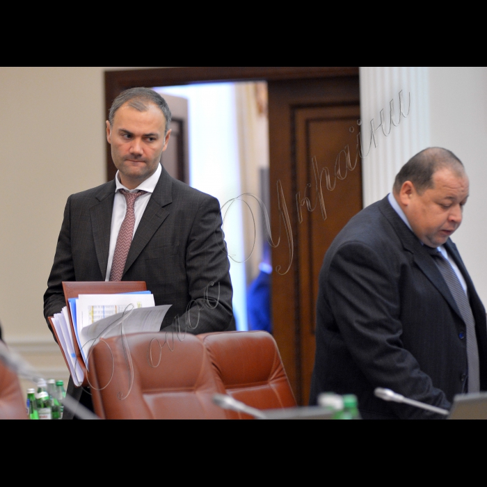 Київ. Під головуванням Прем’єр-міністра України Миколи Азарова відбулось засідання Кабінету Міністрів України.
Міністр фінансів України Юрій КОЛОБОВ, міністр Кабінету Міністрів України Владислав ЗАБАРСЬКИЙ