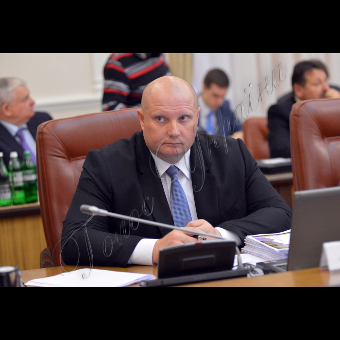 Київ. Під головуванням Прем’єр-міністра України Миколи Азарова відбулось засідання Кабінету Міністрів України.
Міністр регіонального розвитку, будівництва та житлово-комунального господарства України Геннадій ТЕМНИК