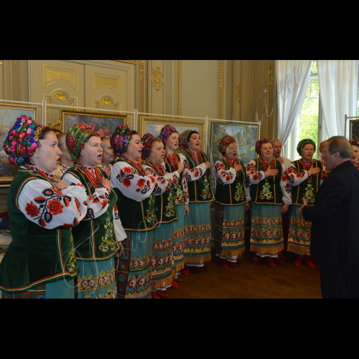 Київ. У золотій залі Українського фонду культури відбулись урочистості з нагоди 90-річчя загальнодержавної української щотижневої газети «Культура та життя».
Співає заслужений ансамбль пісні і танцю України «Дарничанка».