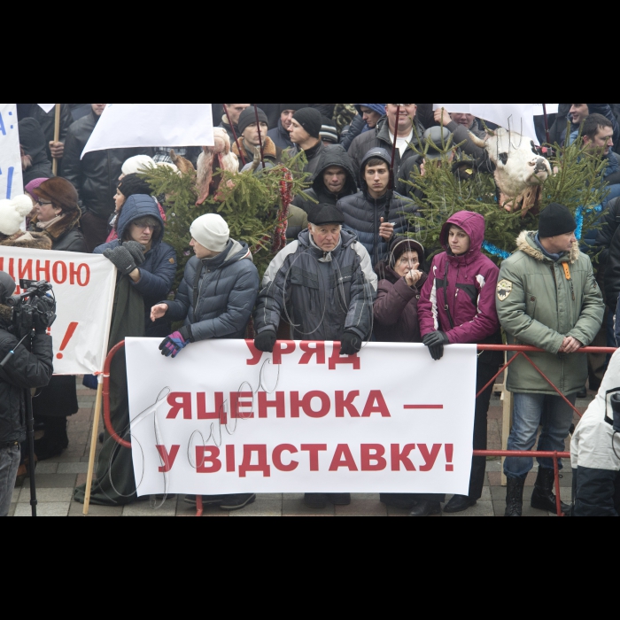 Перед Верховною Радою України проходить мітинг представників аграрних
і профспілкових організацій