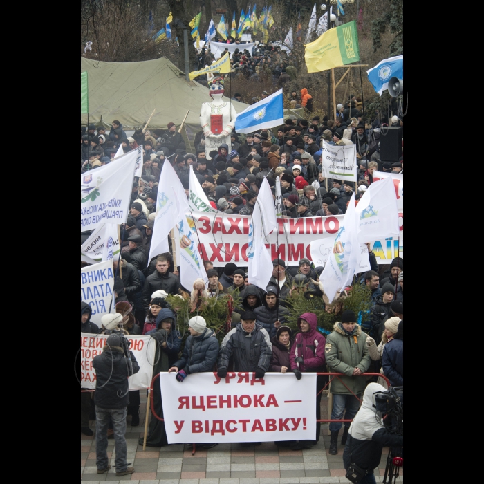 Перед Верховною Радою України проходить мітинг представників аграрних
і профспілкових організацій