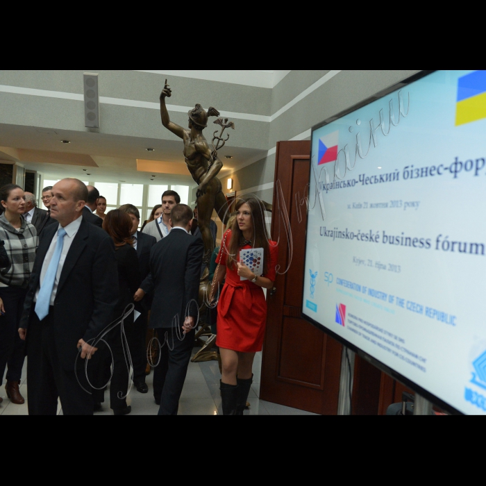 У Торгово-промисловій палаті України відкрився українсько-чеський бізнес-форум у рамках офіційного візиту в Україну Президента Чеської Республіки Мілоша Земана.