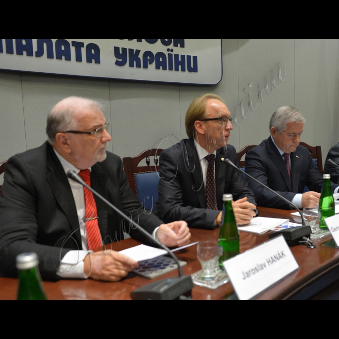 У Торгово-промисловій палаті України відкрився українсько-чеський бізнес-форум у рамках офіційного візиту в Україну Президента Чеської Республіки Мілоша Земана.
Зліва направо: президент Спілки промисловості Чеської Республіки Ярослав Ганак, президент Торгово-промислової палати України Геннадій Чижиков, президент Українського союзу промисловців та підприємців Анатолій Кінах.