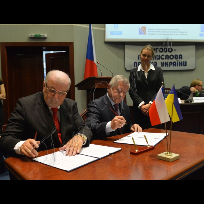 У Торгово-промисловій палаті України відкрився українсько-чеський бізнес-форум у рамках офіційного візиту в Україну Президента Чеської Республіки Мілоша Земана.
Підписання Угоди про співробітництво між УСПП і Спілкою промисловості Чеської Республіки.