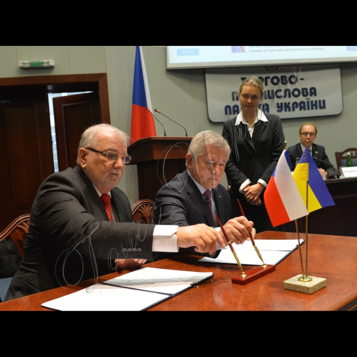 У Торгово-промисловій палаті України відкрився українсько-чеський бізнес-форум у рамках офіційного візиту в Україну Президента Чеської Республіки Мілоша Земана.