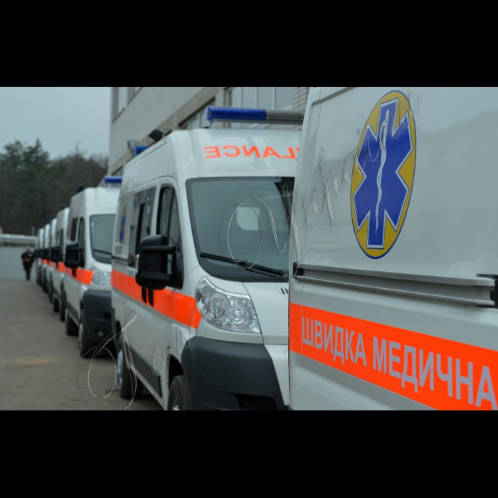Київ. У НВО «Практика» відбувся прес-тур для  ЗМІ на завод із виробництва автомобілів швидкої медичної допомоги. Усі присутні могли ознайомитись із виробничим процесом створення спеціалізованих автомобілів -- карет швидкої допомоги, та у рамках брифінгу отримали відповіді на запитання до керівництва підприємства.