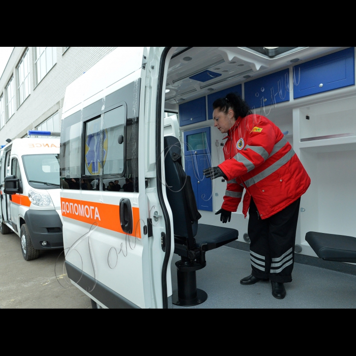 Київ. У НВО «Практика» відбувся прес-тур для  ЗМІ на завод із виробництва автомобілів швидкої медичної допомоги. Усі присутні могли ознайомитись із виробничим процесом створення спеціалізованих автомобілів -- карет швидкої допомоги, та у рамках брифінгу отримали відповіді на запитання до керівництва підприємства.