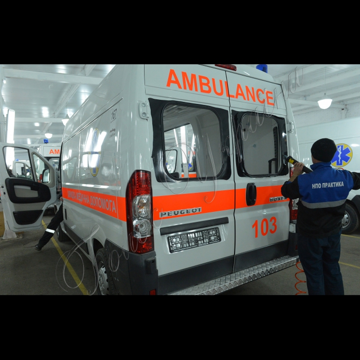 Київ. У НВО «Практика» відбувся прес-тур для  ЗМІ на завод із виробництва автомобілів швидкої медичної допомоги. Усі присутні могли ознайомитись із виробничим процесом створення спеціалізованих автомобілів -- карет швидкої допомоги, та у рамках брифінгу отримали відповіді на запитання до керівництва підприємства.